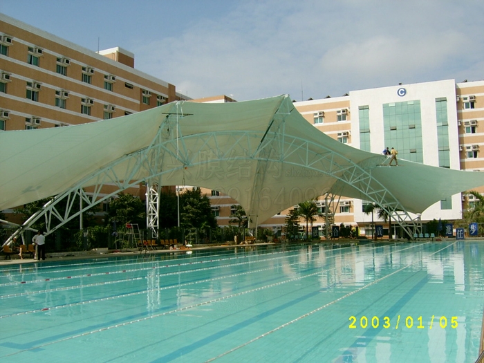 【比賽區游泳池遮陽棚定制】大跨度張拉膜游泳池遮陽棚設計